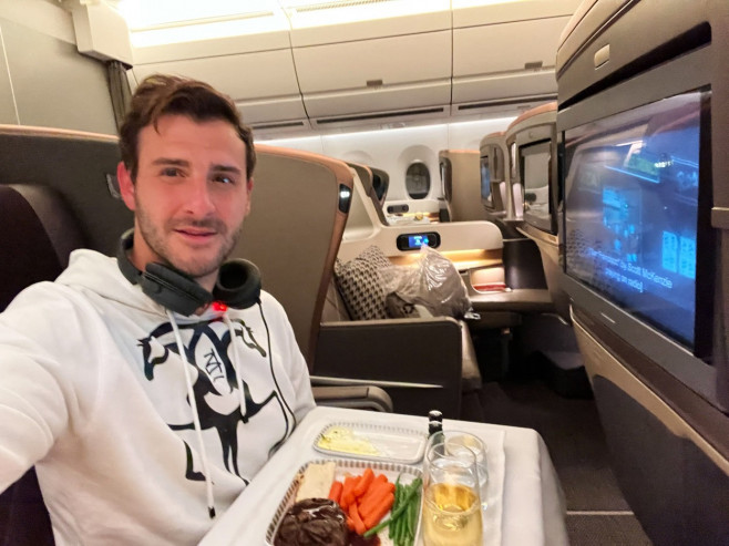 MAN TRAVELS 4 MILLION MILES TO DINE IN DIFFERENT AIRPLANES