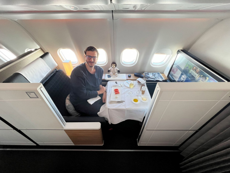 MAN TRAVELS 4 MILLION MILES TO DINE IN DIFFERENT AIRPLANES