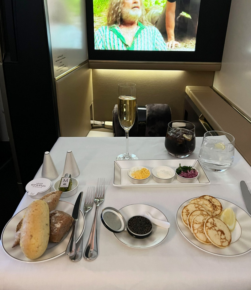 MAN TRAVELS 4 MILLION MILES TO DINE IN DIFFERENT AIRPLANES