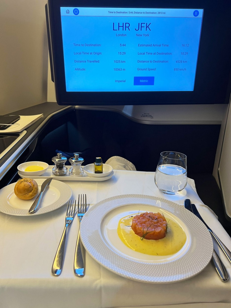 MAN TRAVELS 4 MILLION MILES TO DINE IN DIFFERENT AIRPLANES