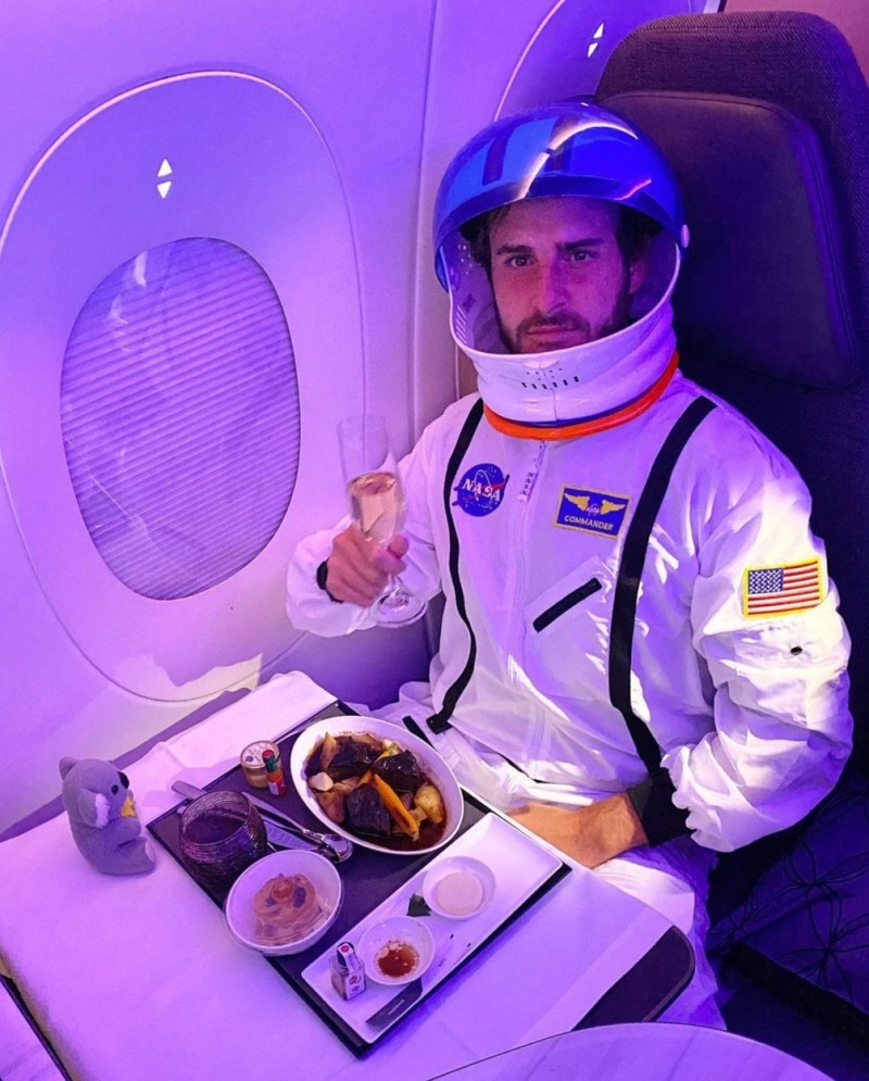 MAN TRAVELS 4 MILLION MILES TO DINE IN DIFFERENT AIRPLANES