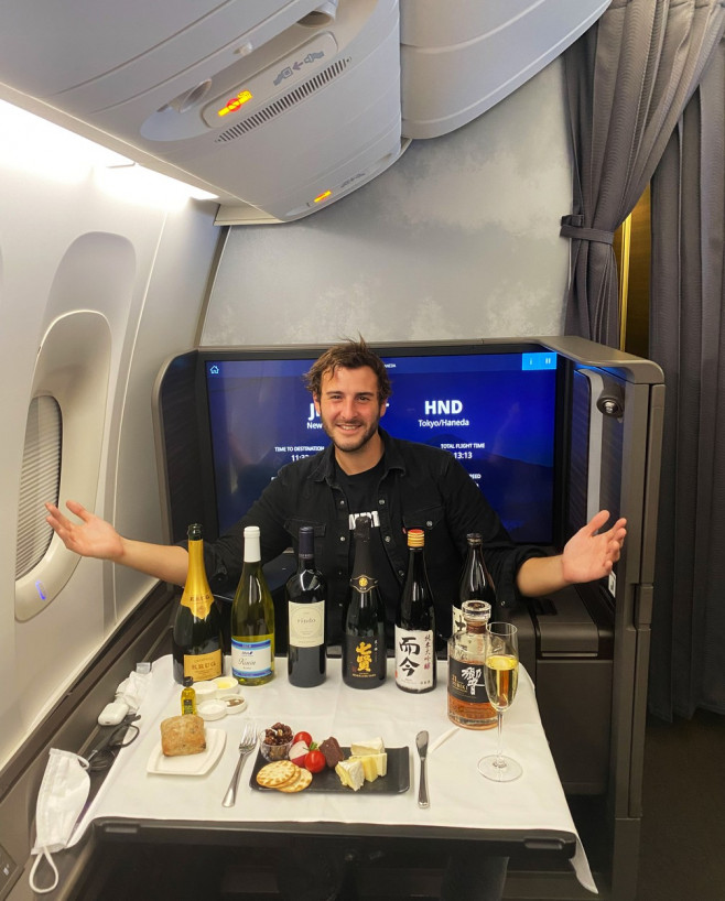 MAN TRAVELS 4 MILLION MILES TO DINE IN DIFFERENT AIRPLANES