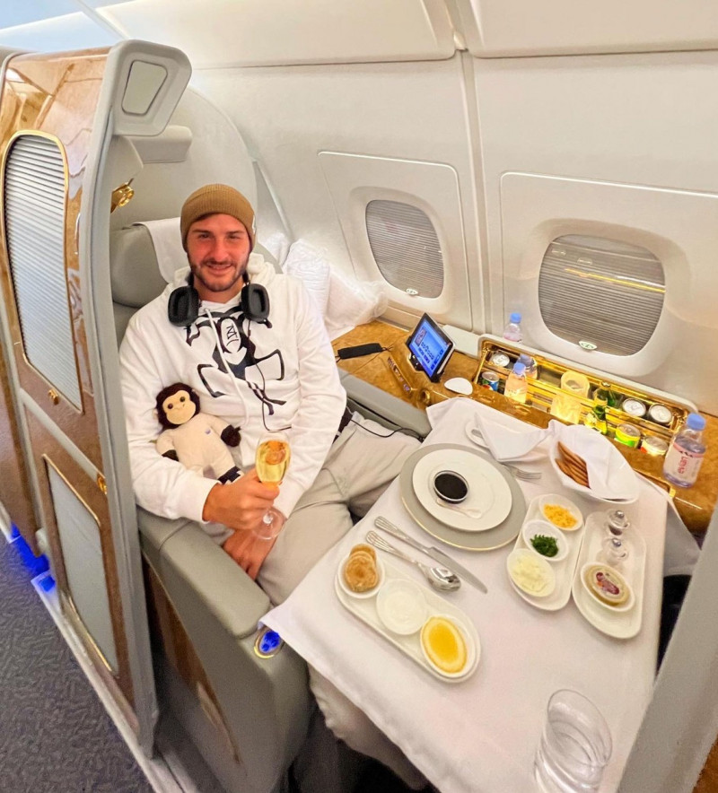 MAN TRAVELS 4 MILLION MILES TO DINE IN DIFFERENT AIRPLANES