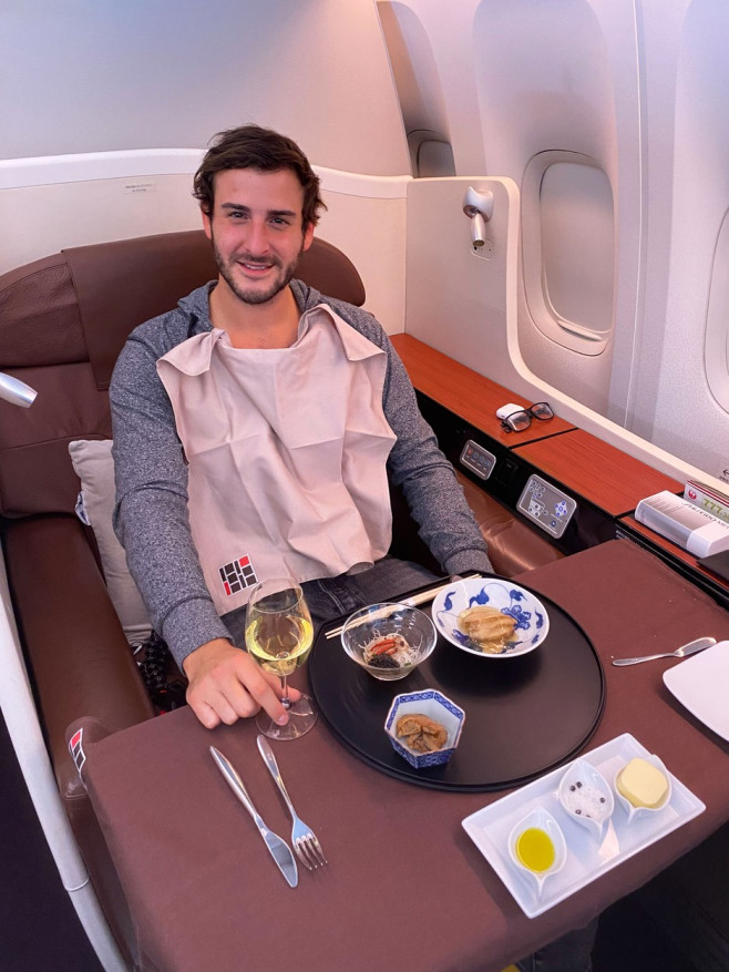 MAN TRAVELS 4 MILLION MILES TO DINE IN DIFFERENT AIRPLANES