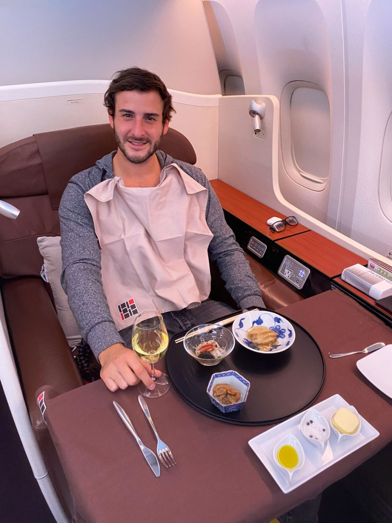 MAN TRAVELS 4 MILLION MILES TO DINE IN DIFFERENT AIRPLANES