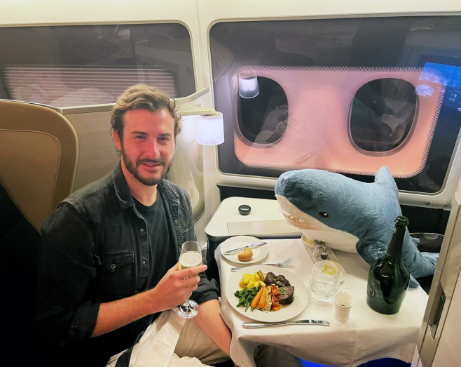 MAN TRAVELS 4 MILLION MILES TO DINE IN DIFFERENT AIRPLANES