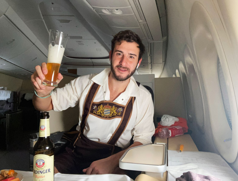 MAN TRAVELS 4 MILLION MILES TO DINE IN DIFFERENT AIRPLANES