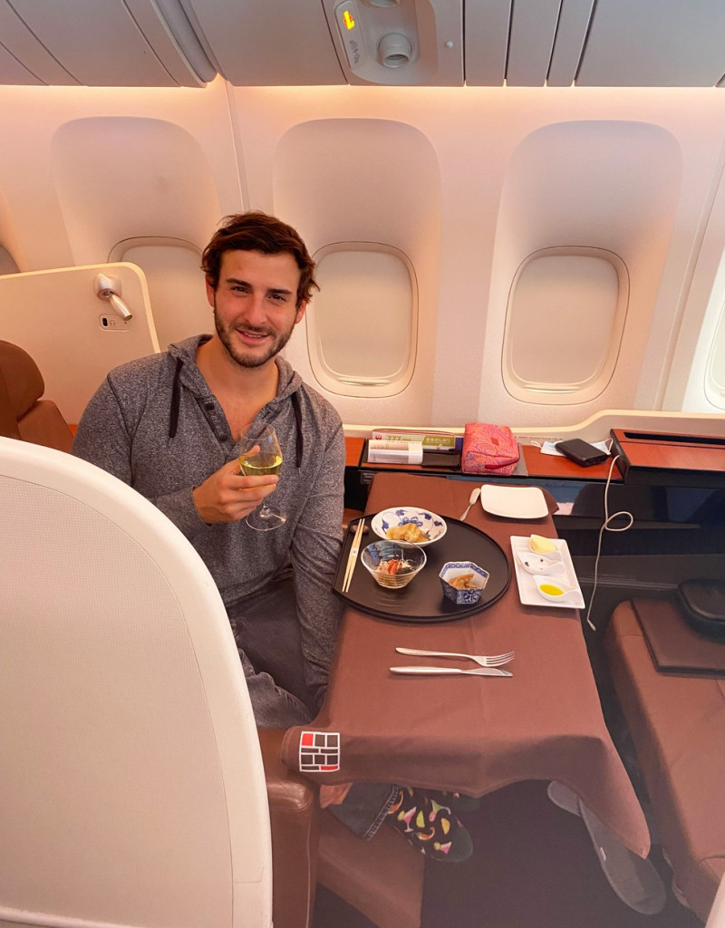 MAN TRAVELS 4 MILLION MILES TO DINE IN DIFFERENT AIRPLANES