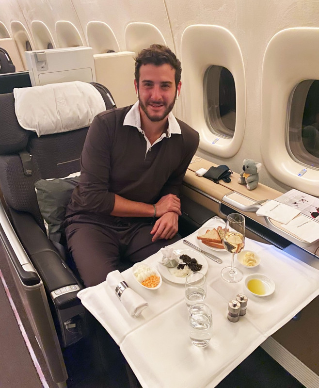 MAN TRAVELS 4 MILLION MILES TO DINE IN DIFFERENT AIRPLANES