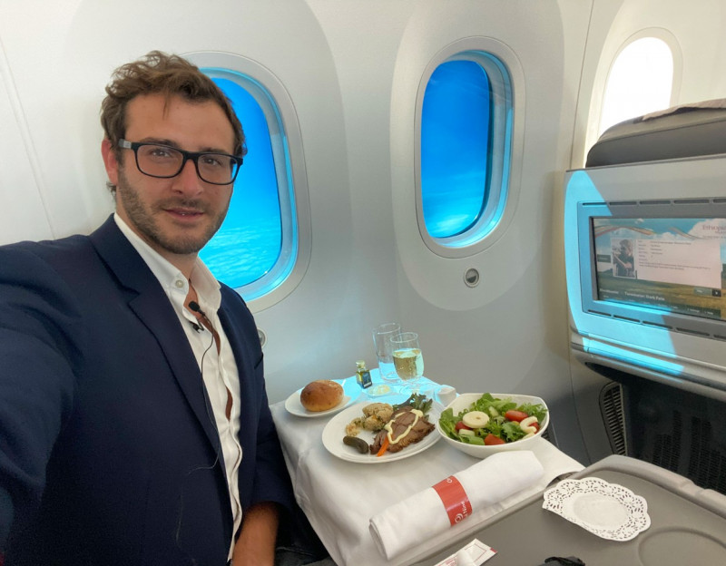 MAN TRAVELS 4 MILLION MILES TO DINE IN DIFFERENT AIRPLANES