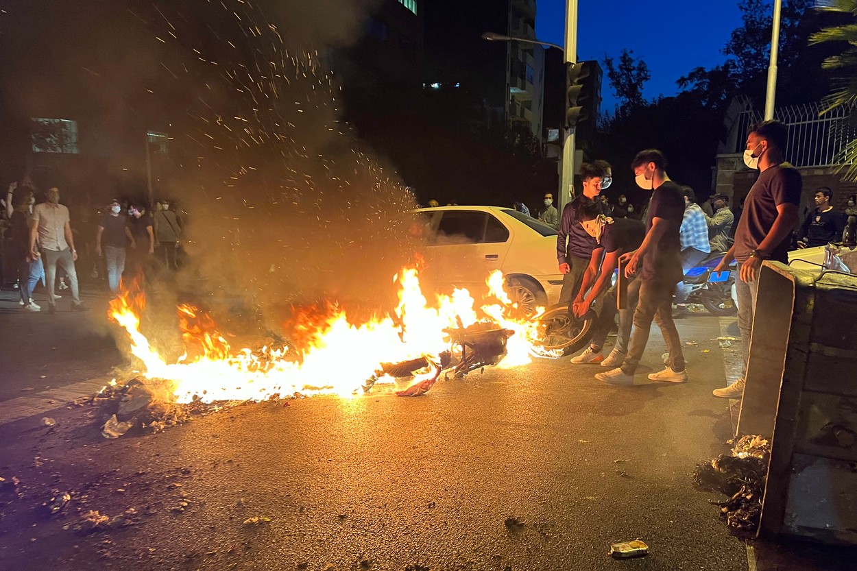 Iranienii cer desființarea poliției moralității după moartea Mahsei Amini. A patra zi de proteste violente la Teheran