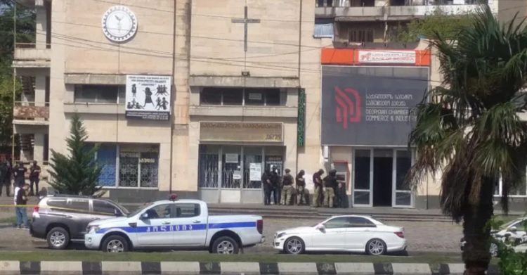 Un bărbat înarmat a luat 12 ostatici într-o bancă din Georgia și cere 2 milioane de dolari ca să-i elibereze
