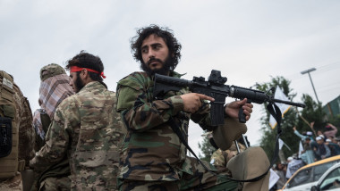 Luptător taliban cu o pușcă automată cu lunetă