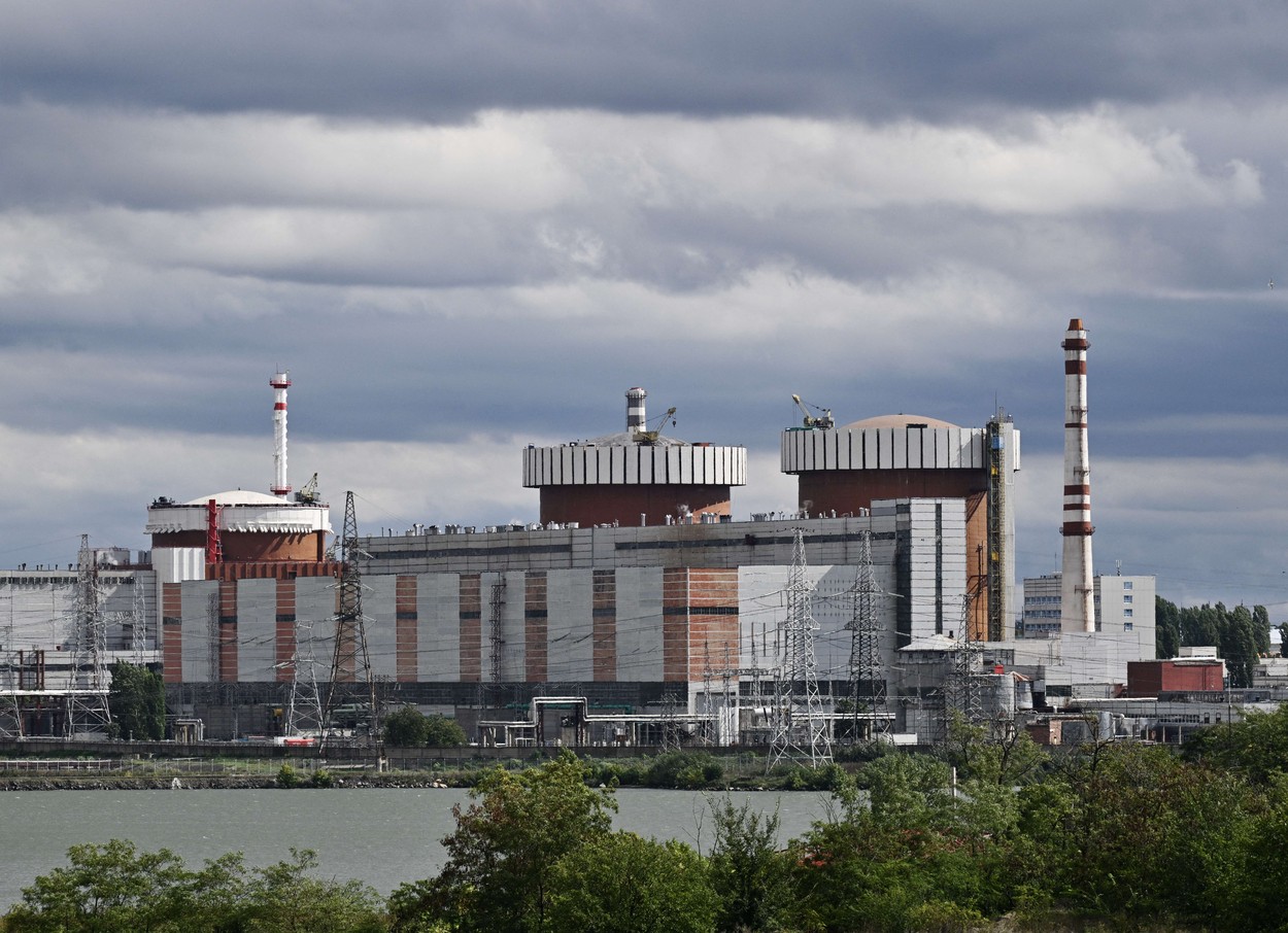 Rusia, acuzată că îşi intensifică „şantajul nuclear” după bombardarea centralei Pivdenukrainsk