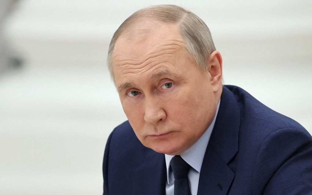 Putin, ironizat de ziua lui de un ministru al Apărării: Strângem bani pentru niște "artificii"