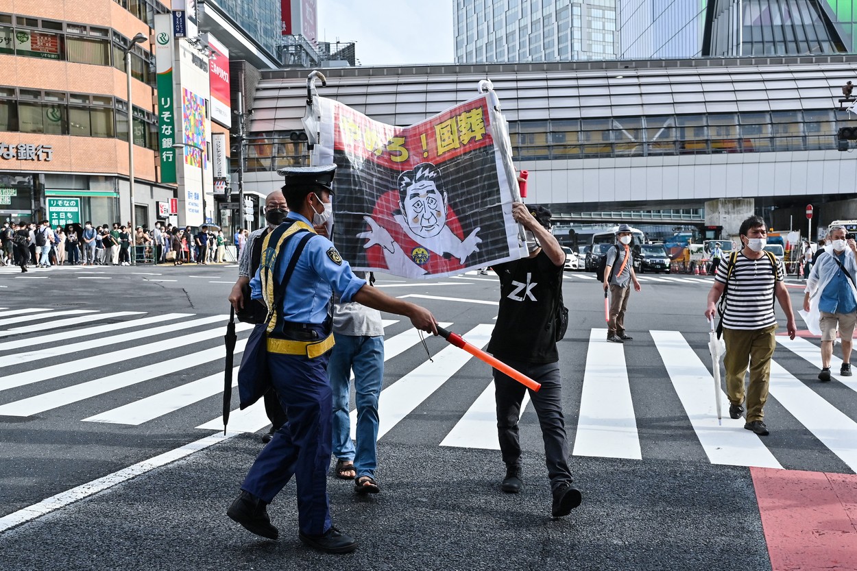 Un bărbat şi-a dat foc în apropierea biroului premierului japonez în semn de protest împotriva funeraliilor de stat pentru Shinzo Abe