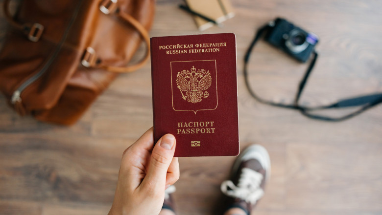 barbat cu pasaport rusesc în mana