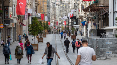 oameni pe strada in istanbul