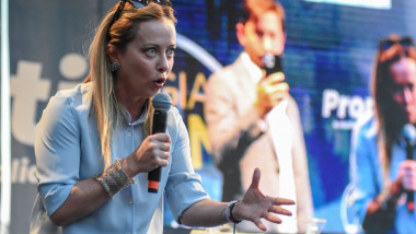 Giorgia Meloni susține un discurs înainte de alegerile din Italia