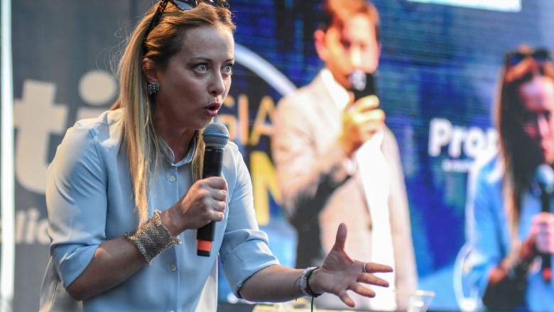 Giorgia Meloni susține un discurs înainte de alegerile din Italia