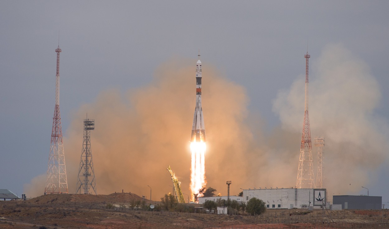 O rachetă Soiuz cu un american şi doi ruşi la bord a decolat către ISS