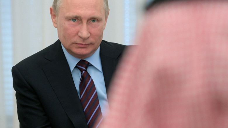 Putin cu spatele lui Mohammad bin Salman în fundal