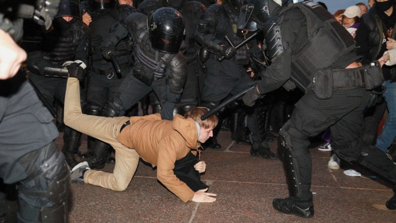 Forțele de ordine ruse lovesc un protestatar la Sankt Petersburg.
