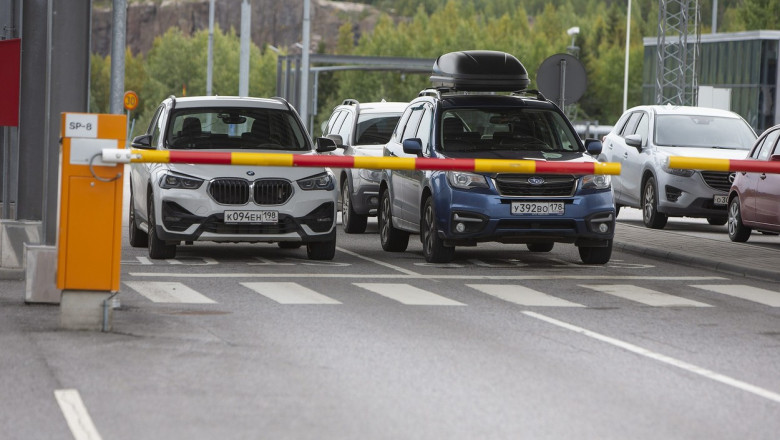 Mașini din Rusia la un punct de trecere a frontierei în Finlanda.