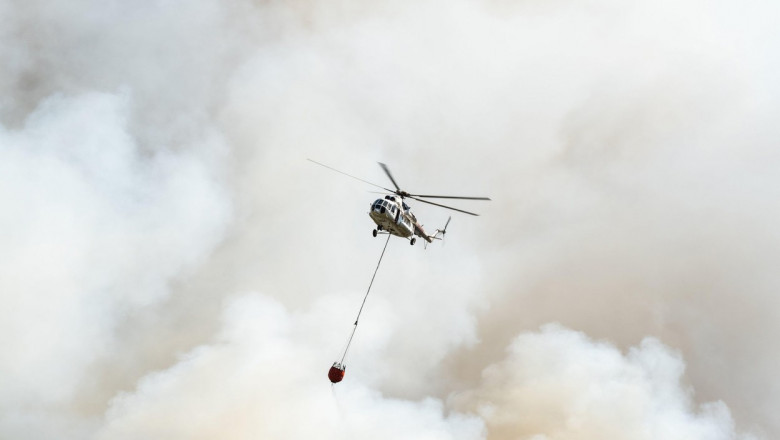 Elicopter pentru stingerea incendiilor, în zbor.