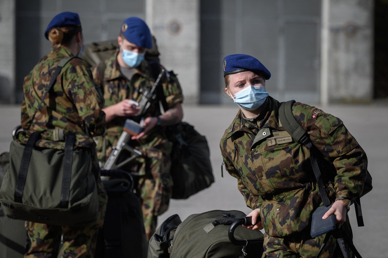 Elveţia intenţionează să facă serviciul militar obligatoriu şi pentru femei