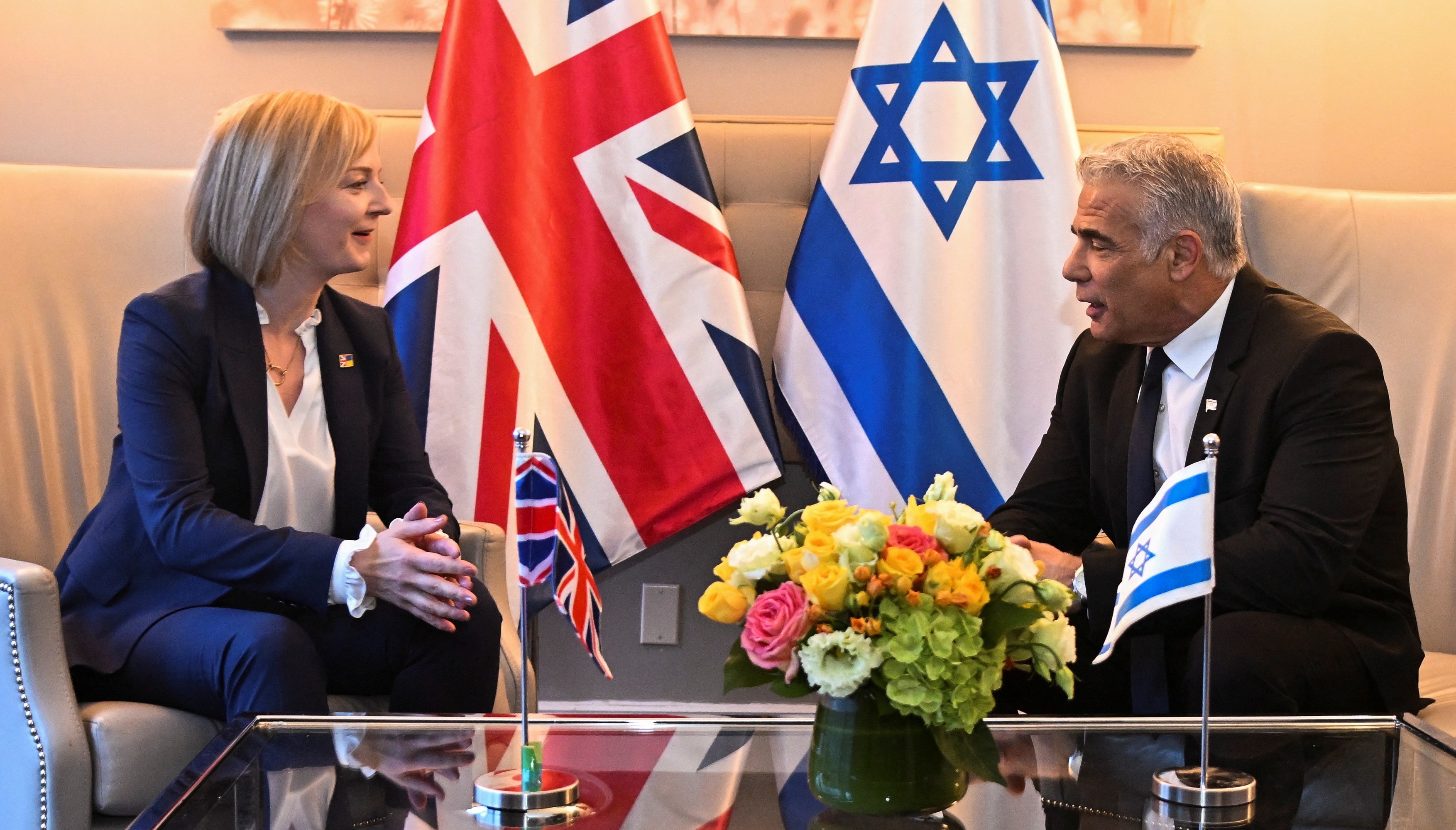 Liz Truss i-a transmis premierului israelian că ia în considerare mutarea ambasadei britanice la Ierusalim