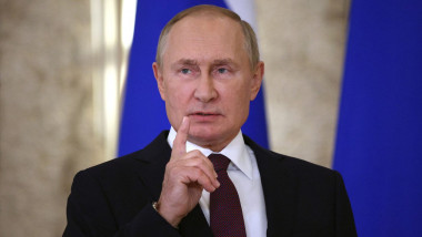 Putin vorbește și atrage atenția cu degetul.