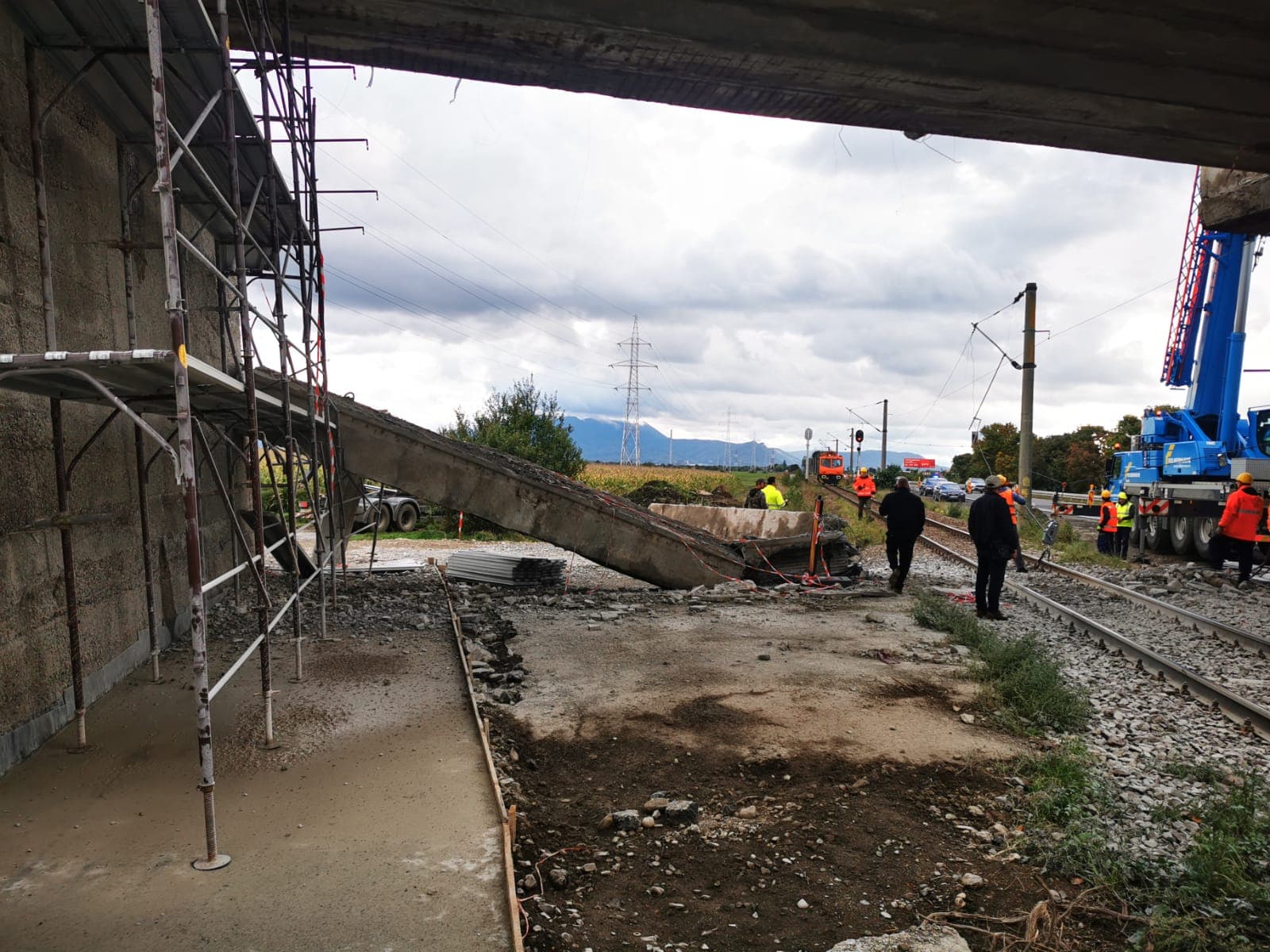 Pasaj căzut peste calea ferată, în județul Brașov. Circulația trenurilor a fost blocată
