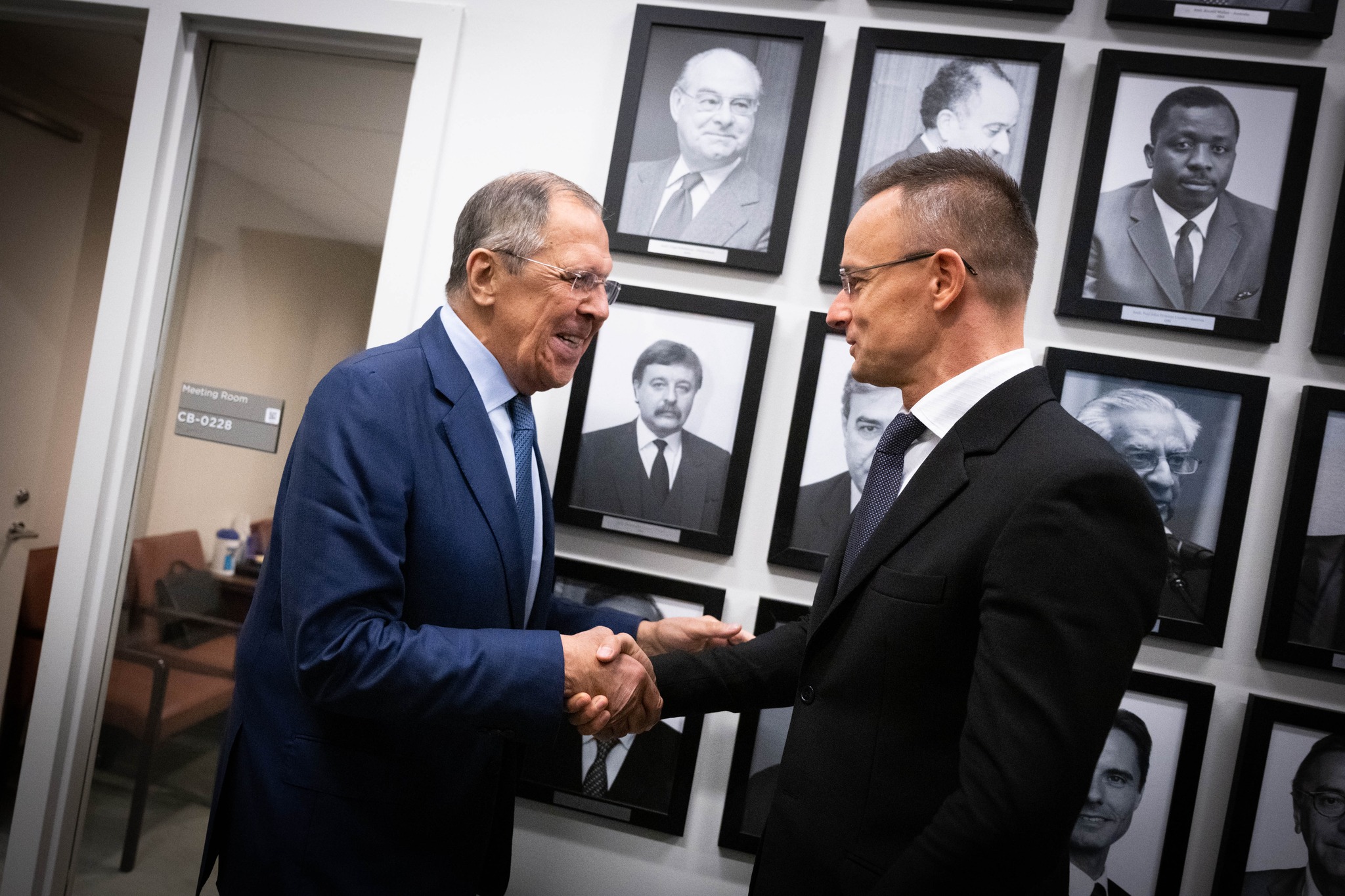 Ministrul de Externe al Ungariei, singurul care a acceptat o întâlnire cu Lavrov la ONU. Motivul: Laude pentru Gazprom