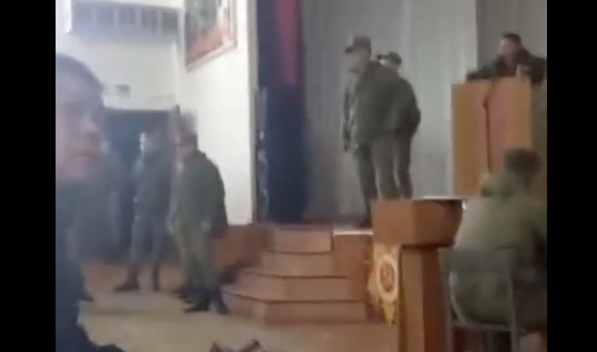 Cum arată mobilizarea într-un centru de recrutare din Rusia: „De ce naiba urlați ca femeile? Joaca s-a terminat! Sunteți toți soldați!”