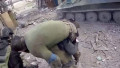 soldat ucrainean ranit carat in carca de un camarad la azovstal
