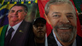 Bărbat între bannere de campanie de la alegerile prezidențiale din Brazilia