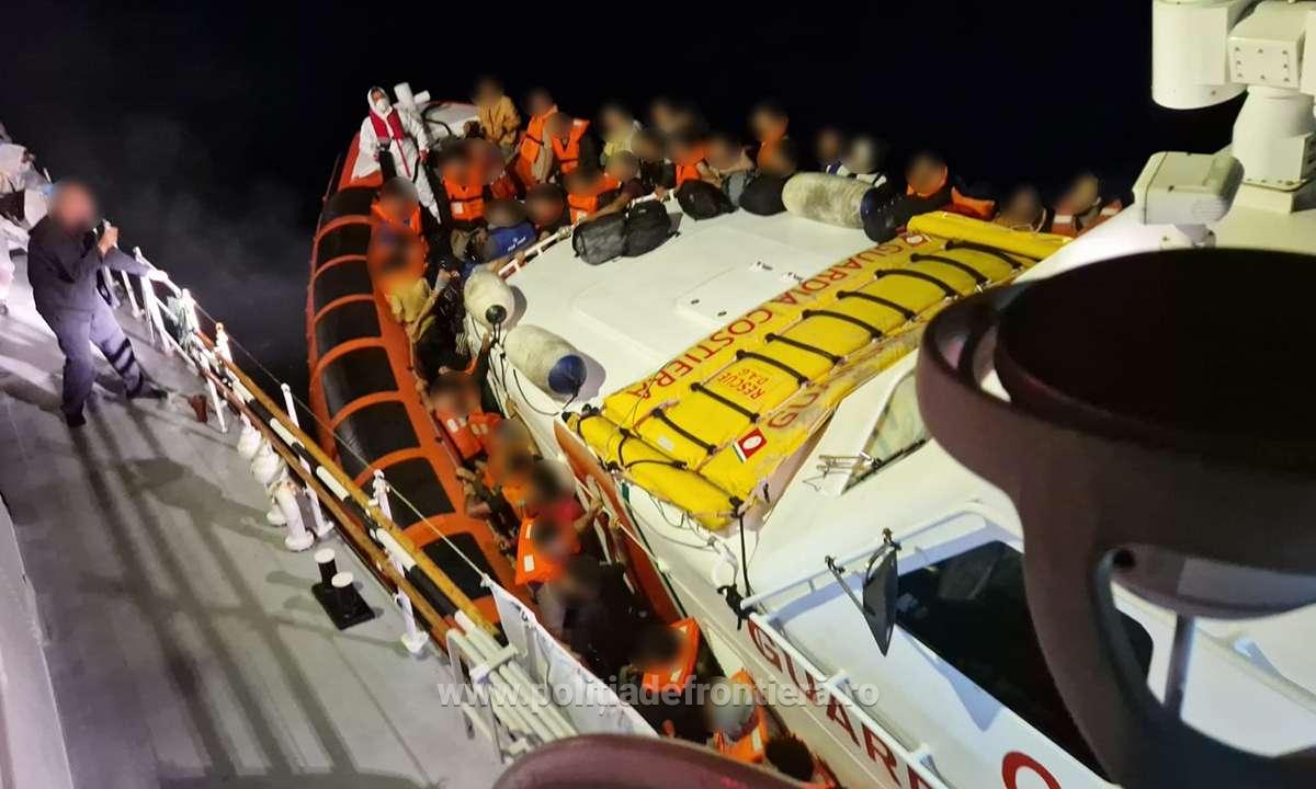 Poliţiştii de frontieră români au salvat 147 de oameni aflați la bordul unui iaht avariat în Marea Mediterană