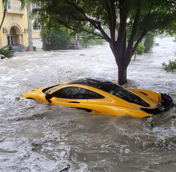 Mașină de 1 milion $ „smulsă” din garaj și înghițită de ape, în timpul uraganului din Florida. Proprietarul o avea de o săptămână