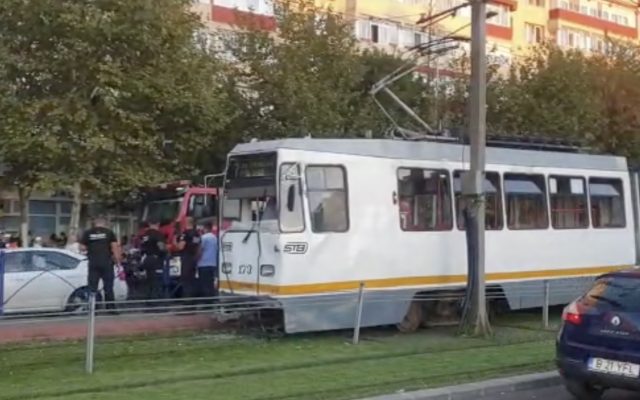 Două tramvaie s-au ciocnit în București. Trei persoane au avut nevoie de îngrijiri medicale