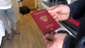 pasaport rusesc tinut in mana
