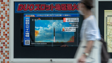 o femeie priveste spre un ecran unde se anunta ca coreea de nord a lansat o racheta balistica