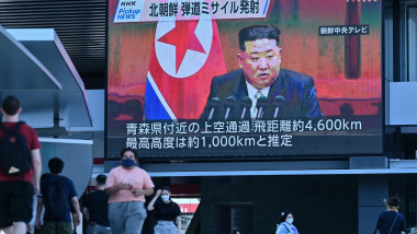 oamenii privesc spre un ecran cu kim jong un dupa ce coreea de nord a lansat o racheta balistica