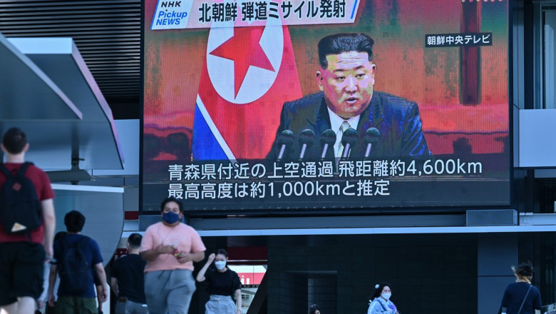 oamenii privesc spre un ecran cu kim jong un dupa ce coreea de nord a lansat o racheta balistica