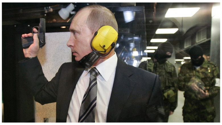 Vladimir Putin trage cu arma în poligon