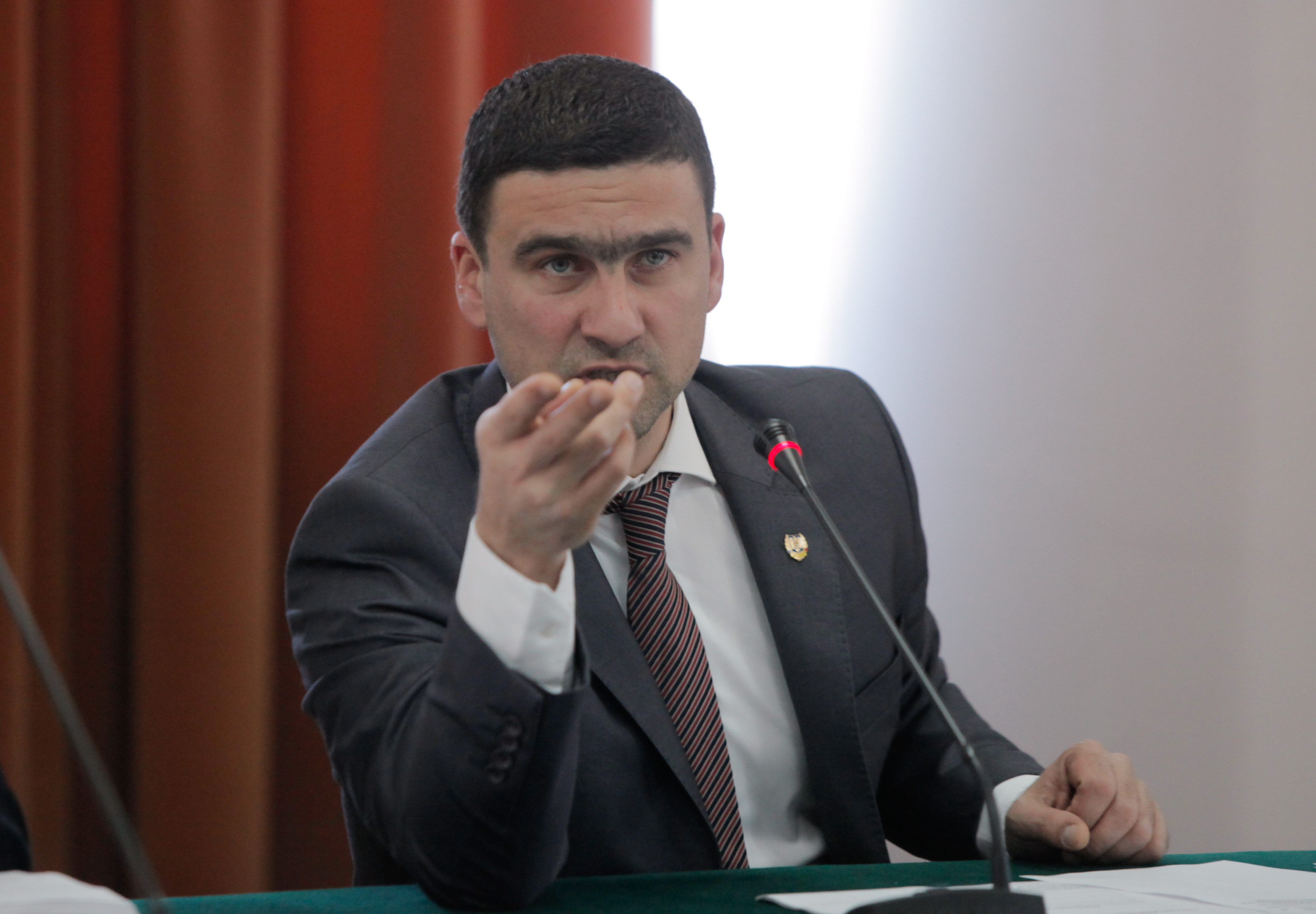 Fost senator PNL, acuzat că s-ar fi branșat ilegal la curent. Boboc sugerează o răzbunare a colegilor din PNL, PSD cere explicații