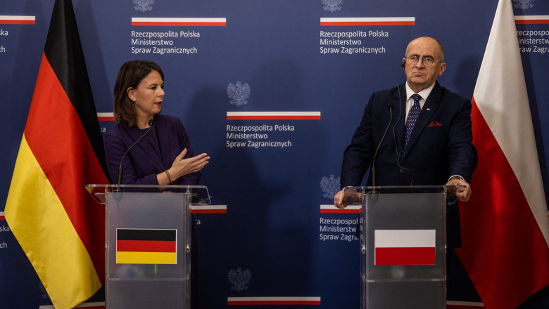 Germany's Foreign Minister Annalena Baerbock (L) and Poland's Foreign Minister Zbigniew Rau give a joint press conference in Warsaw