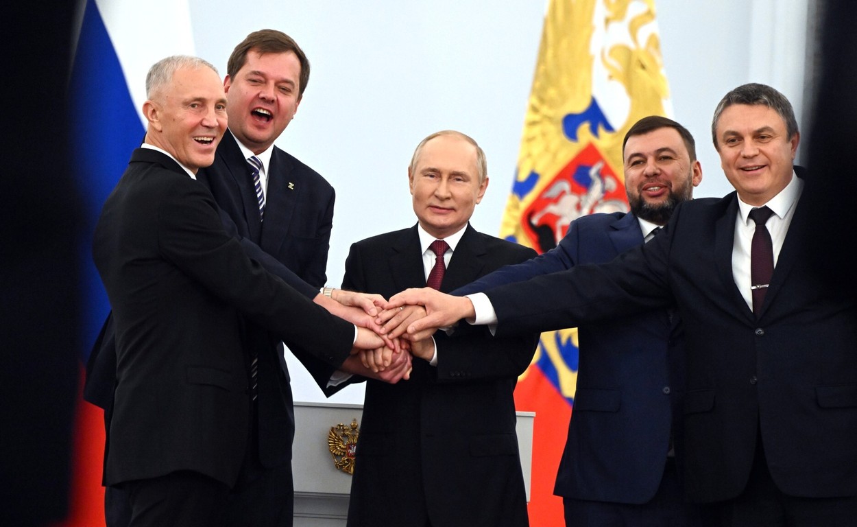 Putin i-a decorat pe liderii regiunilor anexate ilegal. Unul dintre decorați îi transmite că fără el "nu am putea supravieţui"