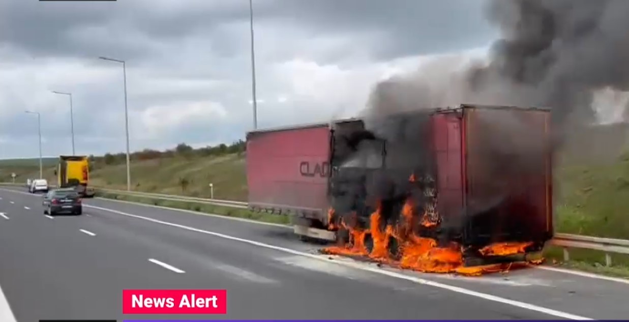 VIDEO. Un TIR a luat foc pe autostradă, după ce i-au explodat cauciucurile