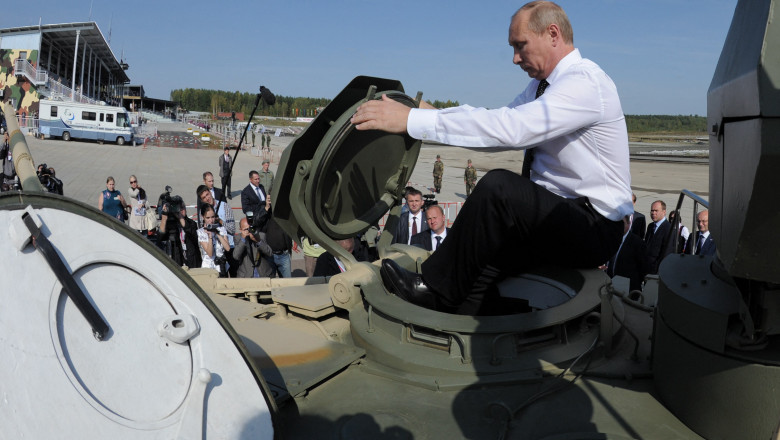 Vladimir Putin călare pe un tanc rusesc